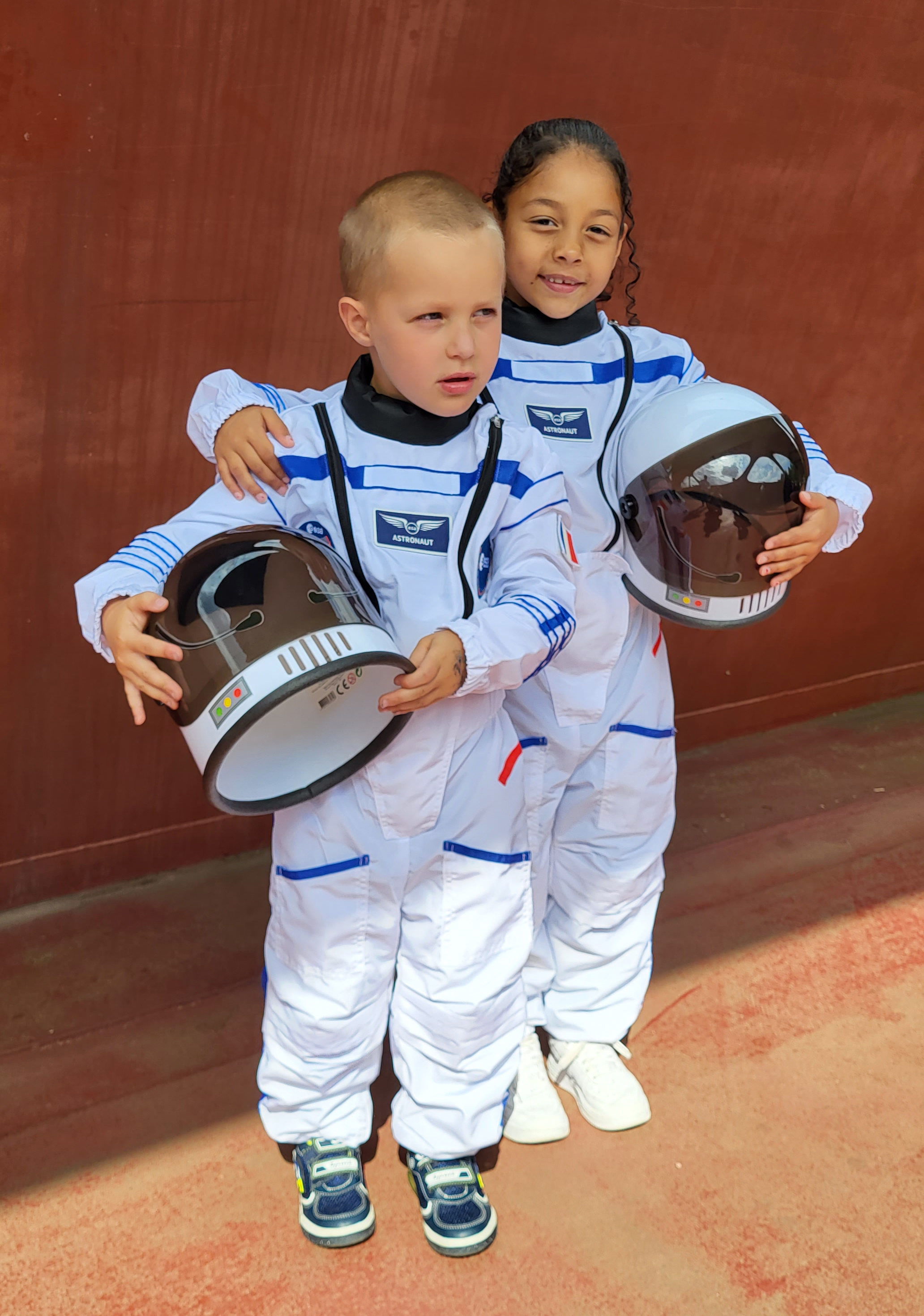 2 astronautes enfants avec casques